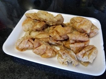 step2: 麵筋，用溫水浸洗，再搾出油份切開一半備用