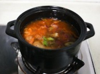 step6: 加入熱水，分量差不多到下鍋三分之二的位置