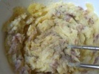 step2: 培根兩塊進烤箱 200度約5分鐘後剪成小塊，加兩大勺淡奶油、少許黑的椒粉拌勻