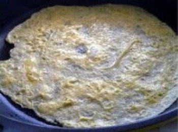 step4: 鍋燒熱，刷一層油，將蛋液倒入，攤成蛋餅