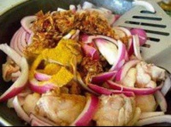 step2: 洋蔥切粗絲入鍋裡炒至略軟，加一大勺咖哩粉和兩大勺香茅醬，倒入兩大勺魚露、一勺白糖繼續炒，倒入淹沒原料的水量用中火煮，收汁湯色油亮後即可裝盤。