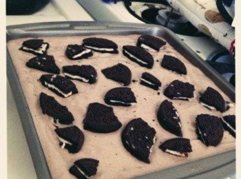 step4: 將烤箱內差不多烤了8分鐘的「餅乾底Crust」拿出來，同一個烤盤填入所有3.「蛋糕體Cheesecake」的混合物，大約用湯匙底面將表面刮平，上面再分散放置許多ORIO餅乾碎片當作裝飾，烤箱預熱攝氏175度，烤50~60分鐘即可。