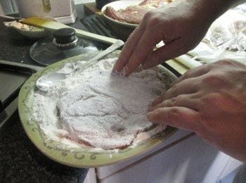 step3: 準備好的里肌肉雙面皆均勻裹上麵粉。