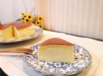 step9: 烤箱我自己使用為25公升家用旋風烤箱ˊ
放中層ˊ 烤溫僅依我自己使用供參考ˊ
還是要依自己的烤箱去抓適合溫度ˊ 
原則即是"低溫隔水烘烤"才能確保蛋糕完美呈現喔。

步驟4溶化奶油乳酪千萬別心急ˊ要有點耐心ˊ
 小火慢慢融合拌勻ˊ(如果怕難以掌握火候就用隔水加熱方式) 
溶化得越完全無顆粒ˊ相對成品口感就越細緻。
 水浴烘烤的水儘量一次添足ˊ(最少要有烤盤1/2量)...
避免中途再開烤箱加水~