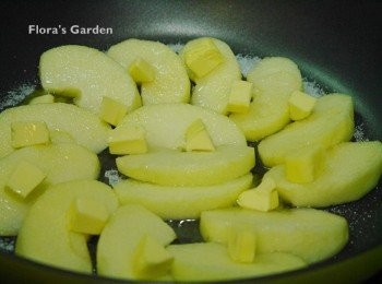 step1: 蘋果切片加檸檬汁拌勻避免變色和增添風味、奶油、糖一起用中火煮約四~五分鐘