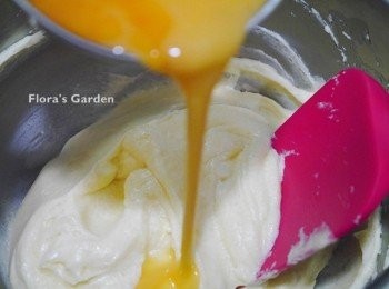 step5: 蛋打散分次加入上面的奶油乳酪醬中，拌勻成絲滑狀。