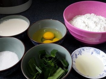 step1: 準備好餅皮材料：將斑斕葉洗淨煎細、低筋麵粉過篩