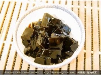 step2: 將仙草凍切成丁狀後，直接放入碗中備用。