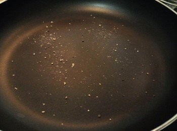 step3: 易潔鑊上下點黑+白胡椒碎, 雞骴正面 (皮多的一邊) 朝下, 中小火略煎至表皮金黃色 (約 1-2 分鐘), 轉雞骴背面 (皮少的一邊) 繼續略煎至表皮金黃色 (約 1-2 分鐘)