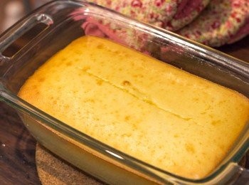 step7: 焗至一半時間大約 30 分鐘時取出快速用小刀在蛋糕中間輕力淺淺劃一刀，邊沿隔大約一吋左右不要劃，之後放回焗爐餘下的時間
焗至約 40 – 50 分鐘左右留意下蛋糕表面顏色變啡了沒有，如果顏色夠深可以用錫紙輕輕蓋住避免焦掉