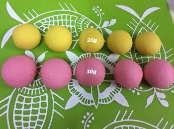 step3: 将面团分割成20克和30克的小面团，搓圆；