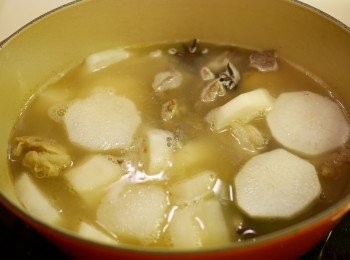 step5: 5) 加入白蘿蔔再煮多30分鐘, 蘿蔔夠淋就食得喇~