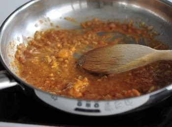 step4: 加入沙茶醬、花生醬及水，一邊煮一邊拌勻