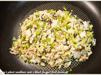 step4: 起鍋前，拌入些許醬油，再放入已切成段的豌豆嬰來增味。