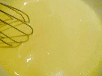 step4: *將ㄧ半牛奶慢慢倒入蛋糊中攪拌均勻。