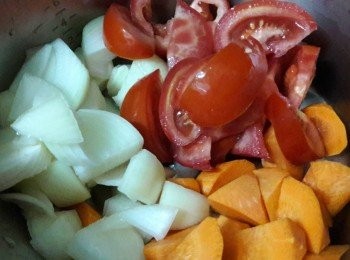 step7: 內鍋中加入蕃茄塊 , 紅蘿蔔 , 洋蔥
