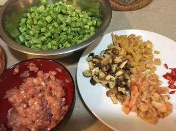 step1: 將所有材料洗淨切細粒，肉碎用生抽、雞粉、糖、紹酒、生粉、油醃約10分鐘