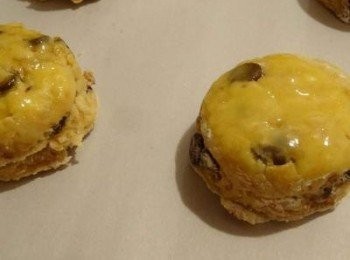 step4: 將司康麵團間隔擺放於烤盤中，可以刷上一層奶油或全蛋液（半顆蛋即可），放入烤箱，上下火170度烤20-30分鐘。取出後放置室溫10分鐘，帶溫度稍降後再封罐保存。 （各家烤箱狀況有所不同，請自行調整）