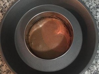 step23: 取一平盤,將除去烘焙紙的蛋糕放在平盤上,並用慕絲模具壓下,再把週邊多餘的蛋糕輕輕去除,期間請不要動到慕絲模裡的蛋糕.