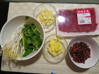 step1: 牛肉先醃20分鐘(蛋白,鹽,紹興酒,生粉,生抽)。中小火爆香辣椒乾同花椒，放涼後切碎，留起辣/花椒油。粉皮浸水備用