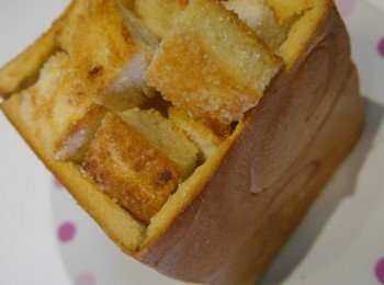 step6: 把比較不漂亮的吐司磚放在底層~