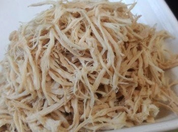 step2: 瘦肉洗淨抹掉蒸熟手撕留蒸肉水。