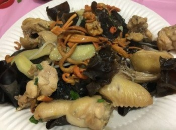 step1: 前一晚準備醃好的本地走地雞半隻
醃料: 生抽一匙, 糖半匙, 胡椒粉少許, 少許紹酒醃過夜
虫草花 雲耳先浸洗再汆水瀝乾後加入雞中