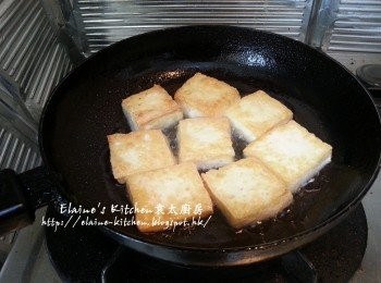 step3: 硬豆腐切成件後兩面沾上生粉 , 放入鑊中用中火慢慢煎至兩面金黃色