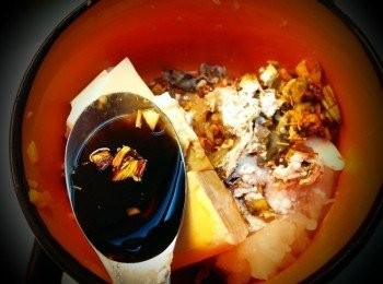 step1: 把蝦腸挑出後將<span class="group_1">食材</span>混合後只需加唯一的調味料"淬釀醬油露"二大匙