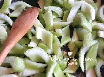 step5: 於同一個鑊內再下油燒熱, 爆香蒜蓉後下西芹, 加入適量海鹽和白糖炒勻, 澆少許紹興酒兜勻