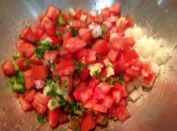 step4: 加入蒜泥,巴西里末,桿欖油及所有<span class="group_2">調味</span>料，輕輕拌勻,試味道並調整,放入容器中在冰箱放一晚,味道整個會更融合。法國麵包用點橄欖油或奶油輕烤後,放上蕃茄莎莎醬！好吃又美觀！！