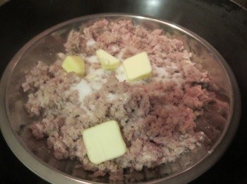 step3: 將芋頭切片放入電鍋蒸熟,趁熱搗碎,加入奶油跟糖拌勻,放涼備用。