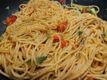 step10: 乳酪融化後，打開鍋蓋，用筷子攪拌均勻（這時可以試一下味道，若鹹度不夠，可以灑點鹽），灑上黑胡椒，用筷子攪拌均勻，上菜囉。