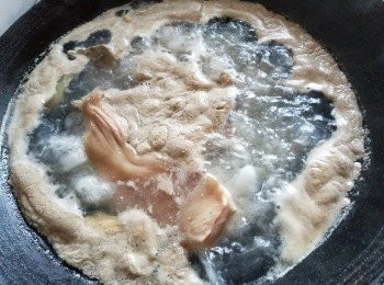 step9: 用薑片，黃酒將豬骨，雞骨，螺頭，豬踭出水去腥