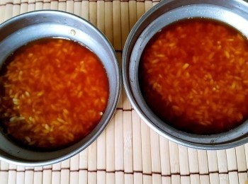 step5: 將浸泡20分鐘的長糯米放入(1杯糯米量) 再將步驟2~~(0.8杯)香菇醬油水倒入 電鍋外鍋2.5杯水~蒸約30-35分蒸好時燜10分鐘~取出待涼