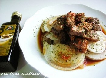 step3: 煎好牛肉先放入醬汁碗拌一下吸收醬汁，再放到洋蔥絲上，撒上巴西里與七味粉~依喜好淋上橄欖油，拌一拌，真的很爽口、很好吃喲！