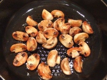 step3: 使用中小火將蘑菇的表面煎至焦糖化。