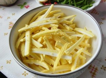 step3: 玉米筍也切成細長條