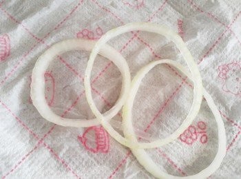 step2: 用廚房紙巾稍微把水分吸乾