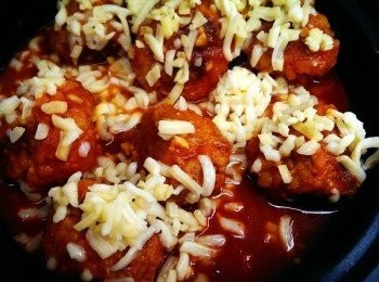 step2: 下鍋煎脆再倒入義式香草蕃茄醬1/3平燉煮後放上起司即可