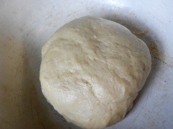 step5: Jojo Low细细语:"面团会感觉有点粘手，实在是太粘可加一点面粉，但不可太多以免影响口感。