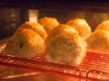 step4: 放入已預熱至攝氏180度的焗爐的中上層，烤焗 8 分鐘至表面金黃色。