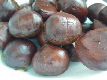 step1: 先預熱焗爐爐温設200度。栗子洗乾淨後在平面的一面打十字開外殼。