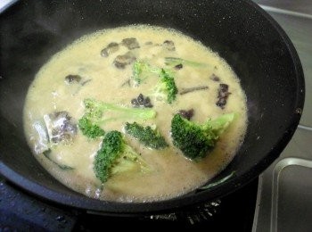 step5: 最後加豆漿小火熬煮一下，牛肉想要吃軟嫩點可放置電鍋約一杯水