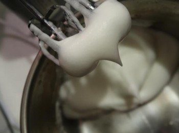 step4: 將剩下的糖倒入蛋白中，將蛋白打發至小勾狀備用