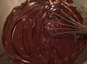 step7: 將巧克力豆先加入20cc的鮮奶，隔水加熱至巧克力融化，再加入奶油拌勻。此時若巧克力流性不夠，再以20cc為單位拌入鮮奶，直至巧克力質地滑順。