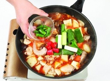 step7: 放入大蔥、紅辣椒、青陽辣椒拌煮。