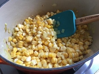 step4: 加入粟米粒粒快炒至香味突出，(期間太乾黏底可先加少許雞湯再快炒)，約3-4分鐘