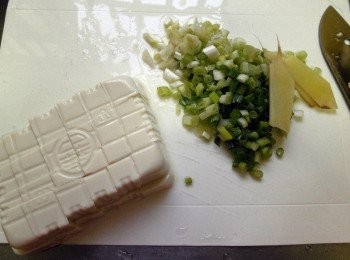 step2: 豆腐切塊、蔥切末、薑切片，將豆腐入油鍋油炸至金黃，撈起瀝油備用