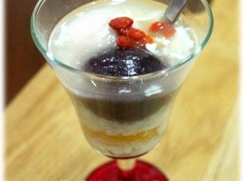 step6: 我的蛋只有蒸三分鐘，所以湯匙插入裡頭的蛋黃液會緩緩流出 
蛋黃與酒釀的結合真的超香又好吃，再加上芝麻液的混搭，真的很很優喔